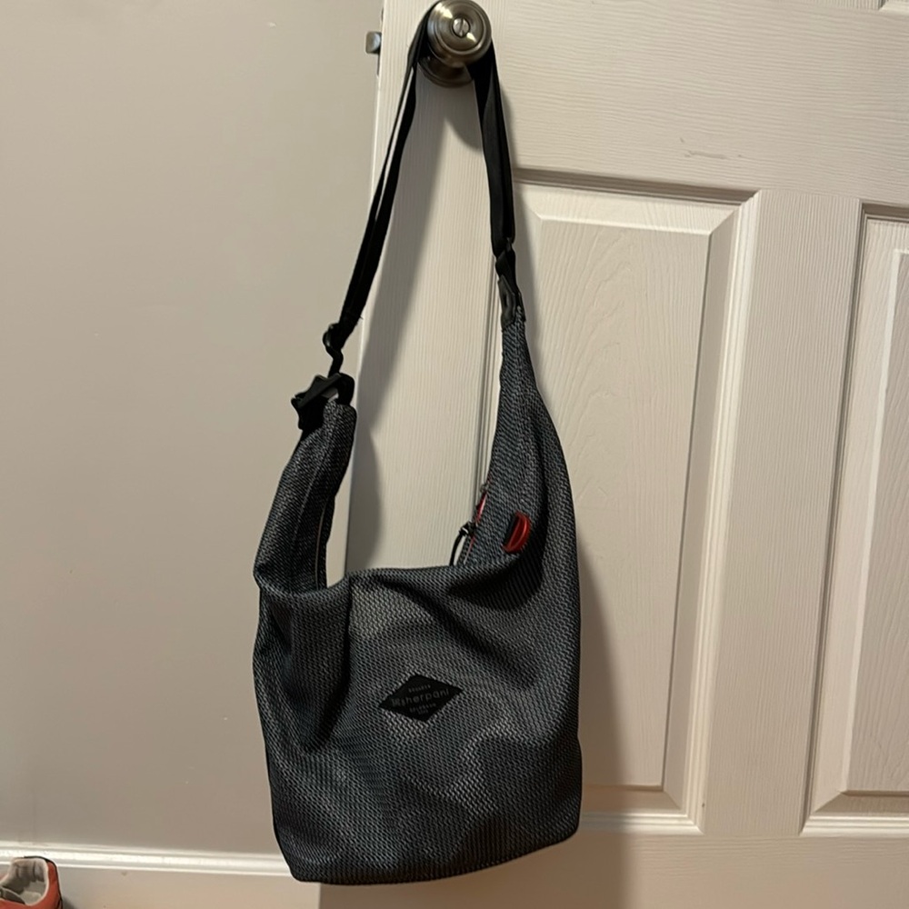 Like new Sherpani Payton Medium Shoulder/Crossbody bag